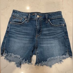 Joe’s mid-rise frayed short